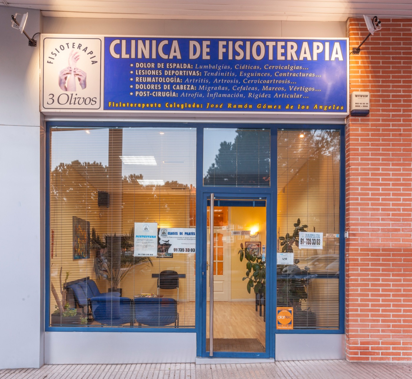 Fachada de Fisioterapia 3 Olivos en la Plaza de los Tres Olivos